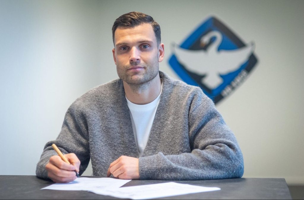 Tobias Thomsen underskriver kontrakt med HB Køge